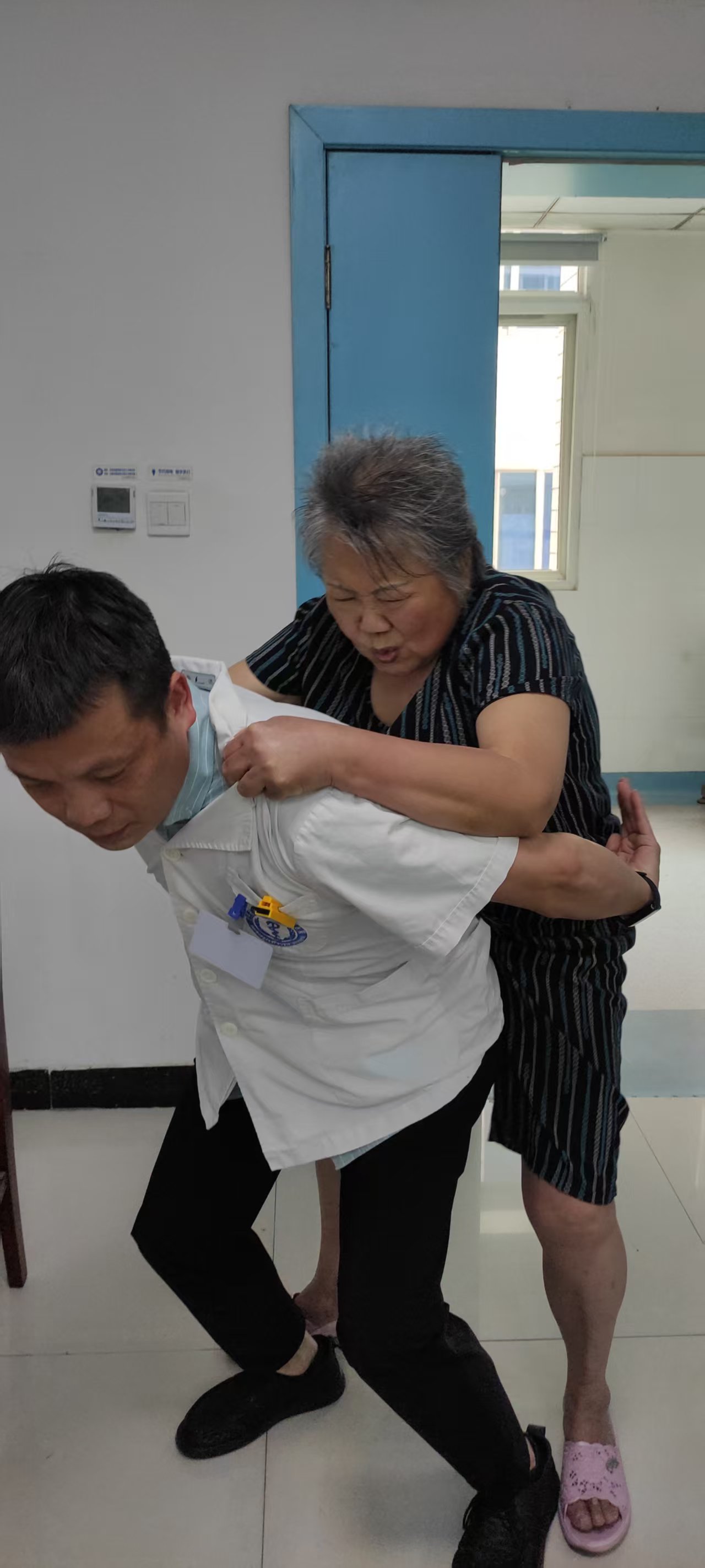 一背一扶皆是情：罗成志医生用行动诠释“医者温度”